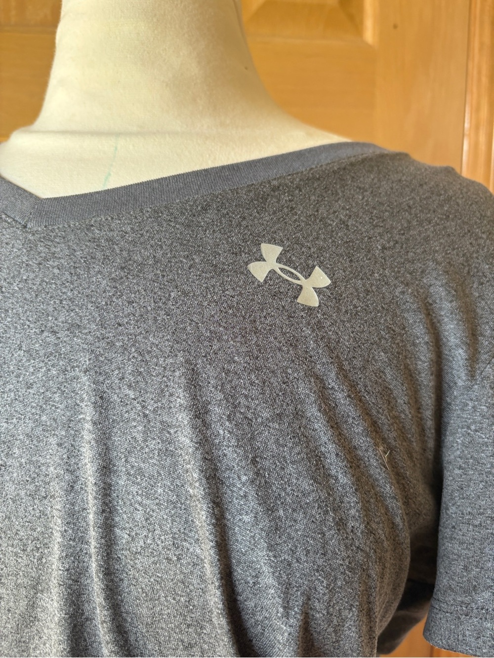 🤍Under Armour Dark Gray V‑Neck Performance Tee🤍 woman’s size XL - Picture 4 of 5